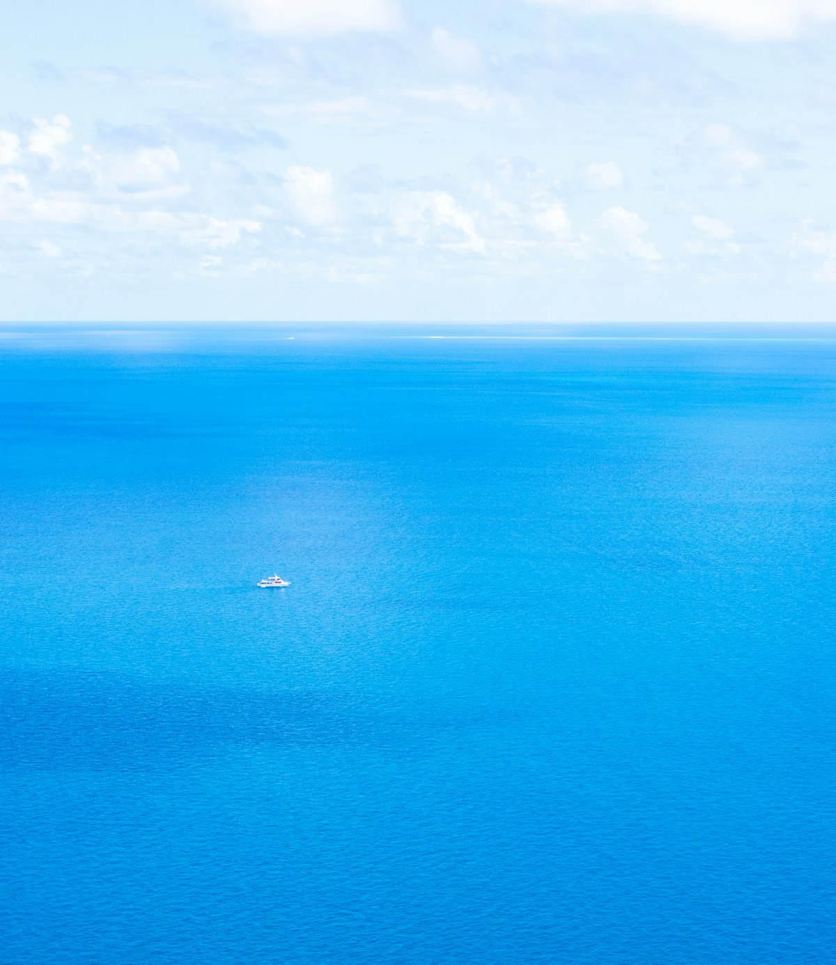 Reef boat heading to the outer reef from Cairns