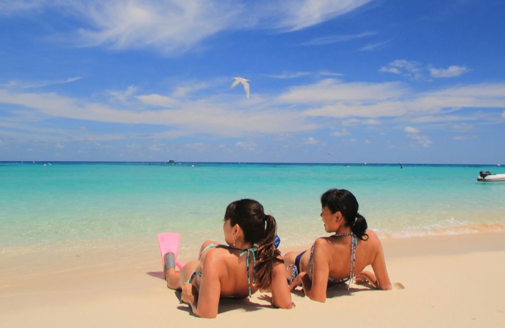 Guests on the sand at Michaelmas Cay